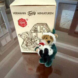 🌺NIB - Vintage HERMANN Teddy Miniaturen Bear in Green Outfit 🌺 Collectors item🌺